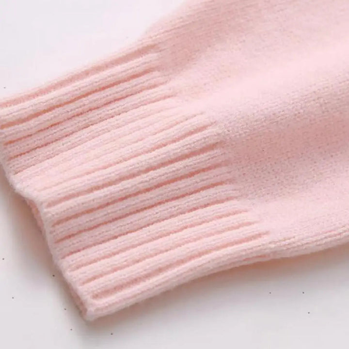 Maxilång stilren damtröja, ribbstickad för en elegant look. Bekväm pullover för modern kvinnors garderob.