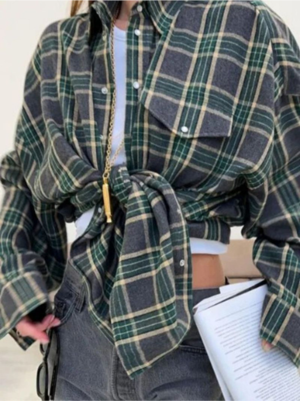 Modell bär bekväm oversized rutig bomullsskjorta, demonsterar avslappnad stil