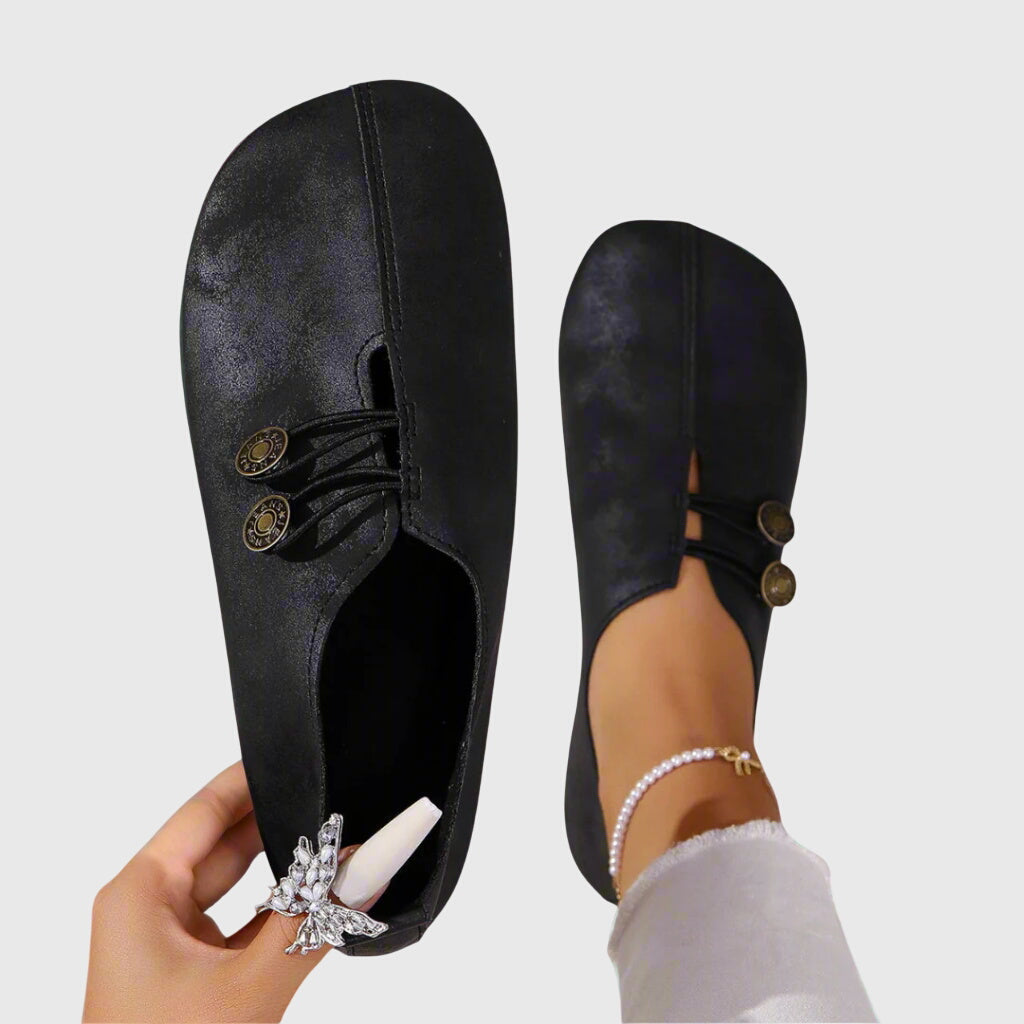 Bekväma dam slip-on platta skor med stilren knapp, perfekta som avslappnade sommar- & reseskor.