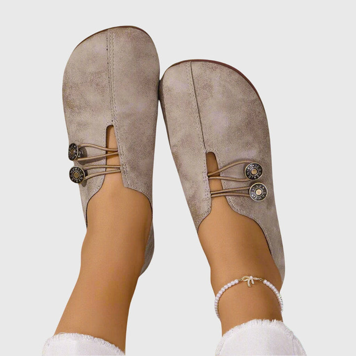 Eleganta damflats med unik knappdetalj. Mjuka slip-ons, idealiska för vårmode & sommarbruk.