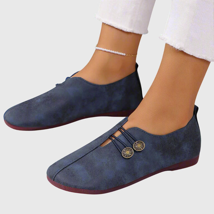 Stilrena & bekväma dam slip-on vardagsskor. Plattaskor med diskret knapp, utmärkta för dagligt bruk.