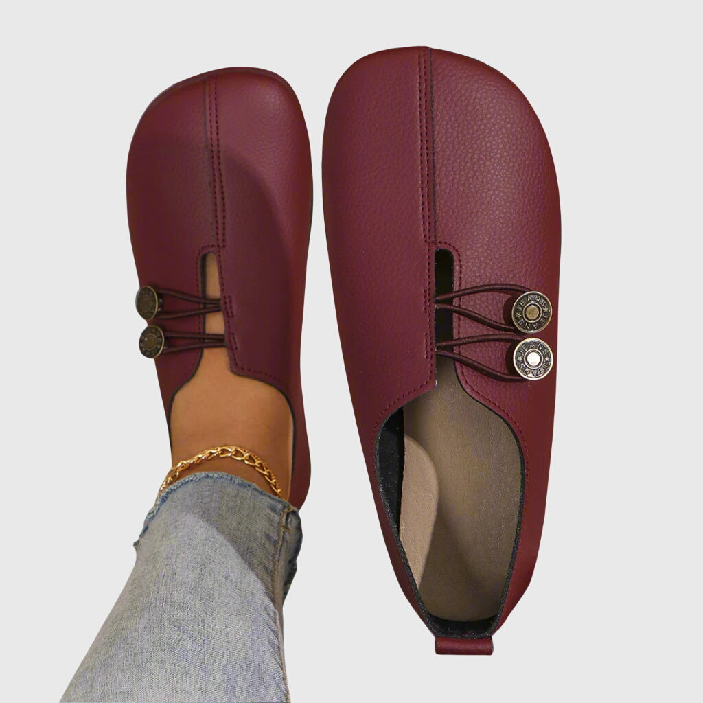 Dam slip-on flats med trendig knappdetalj. Mångsidiga & bekväma för både vardag & resor.
