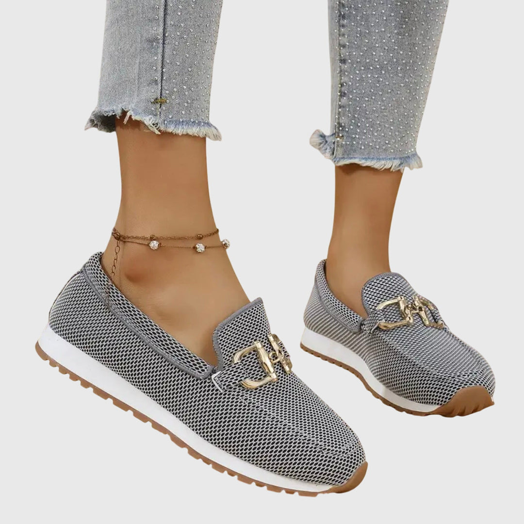 Kvinnors bekväma slip-on loafers för vår och sommar. Stilfulla platta skor för promenader.