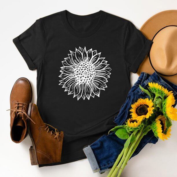 Dam Solros T-shirt, vit kortärmad topp med stort solrostryck. Perfekt för sommar & casual mode.