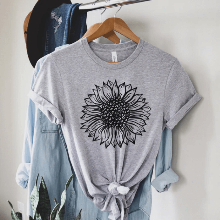Bekväm dam solros t-shirt för sommar. Mjuk kortärmad vardagstopp med glatt solrostryck.