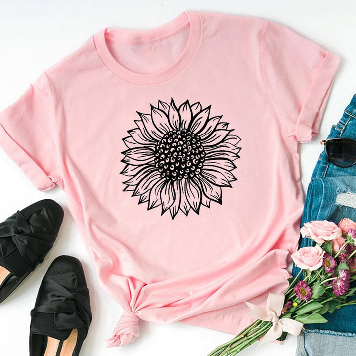 Detaljbild av Dam Solros T-shirt. Levande solrostryck på vit, bekväm kortärmad damtopp.