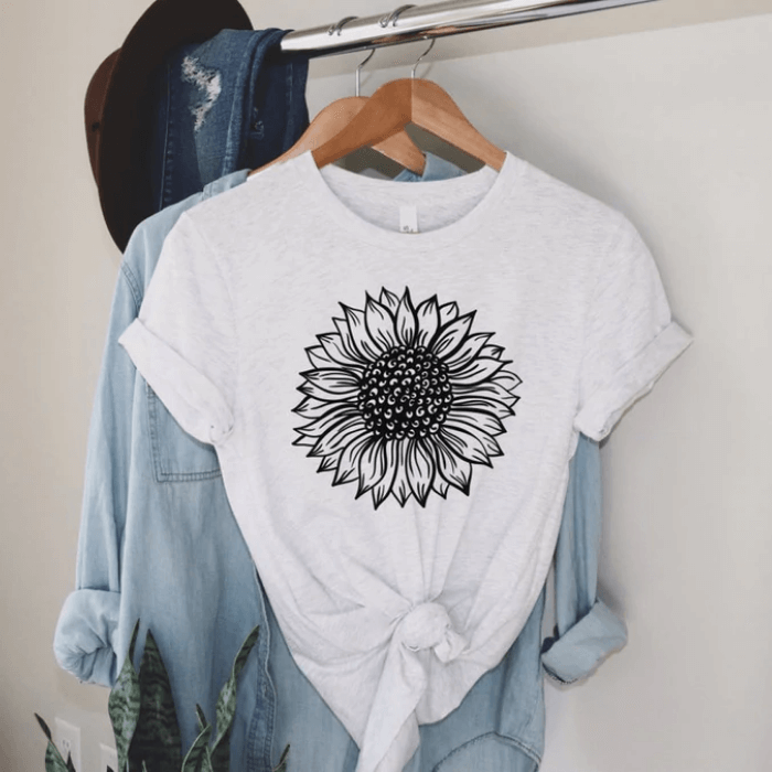 Mjuk Dam Solros T-shirt, perfekt vardagstopp för sommar. Tryckt kortärmad damtopp med solrosmotiv.