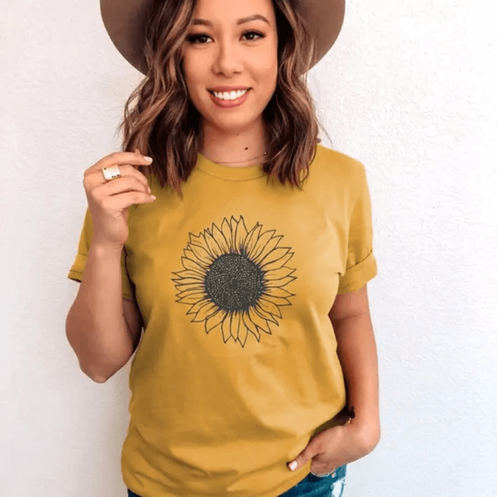 Glädjefull Dam Solros T-shirt. Kortärmad vardagstopp med solrostryck som lyser upp sommaren.
