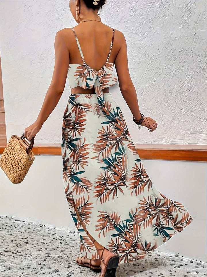 Elegant dam outfit med kjol och magfri topp. Modernt bladmönster perfekt för sommar och strand.