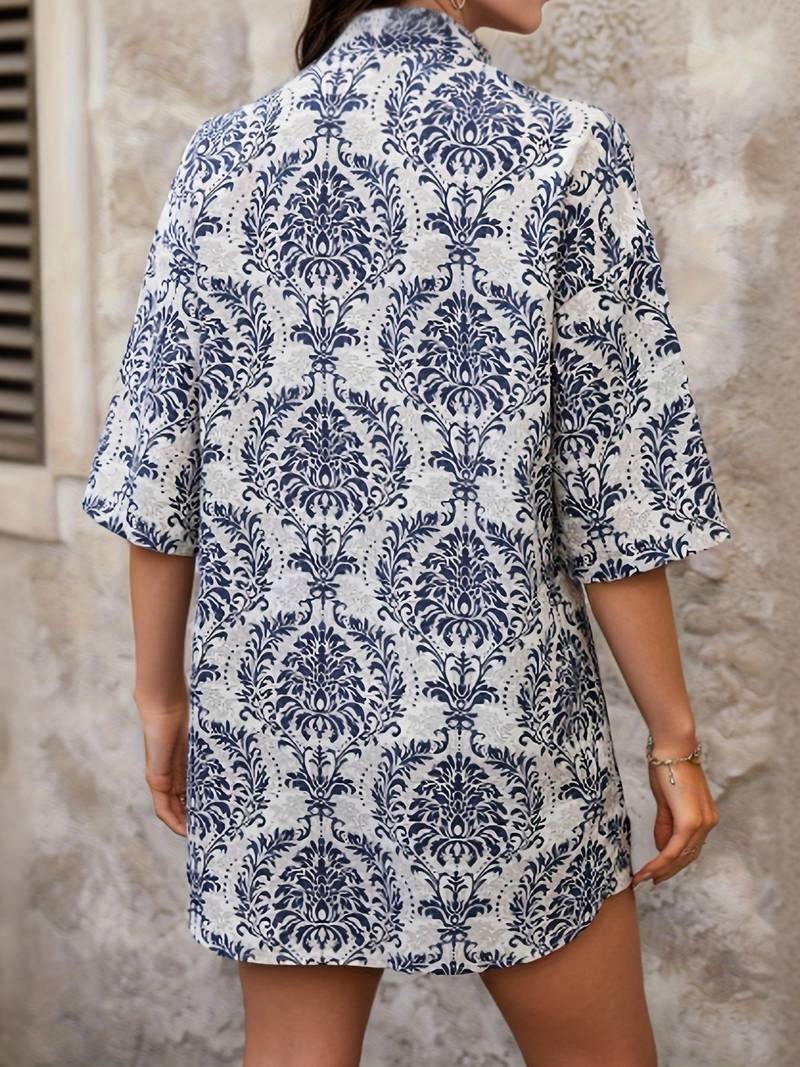 Avslappnat dam sommarset med en luftig blommig skjorta och mjuka shorts för maximal komfort och stil.