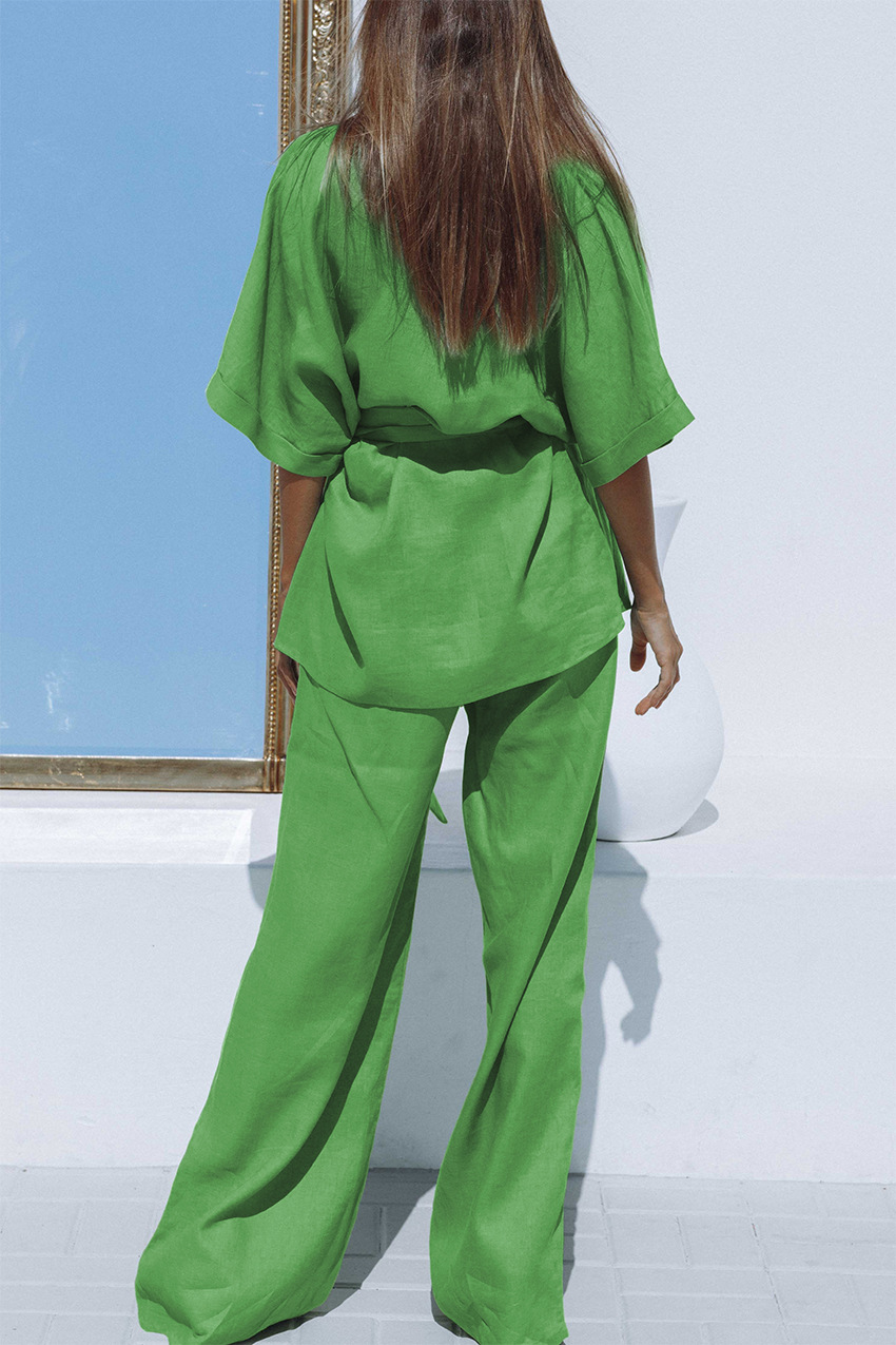 Kvinnors sommarset, perfekt för semester och avslappnad look. Trendig outfit för varma dagar, bekväm och färgstark.