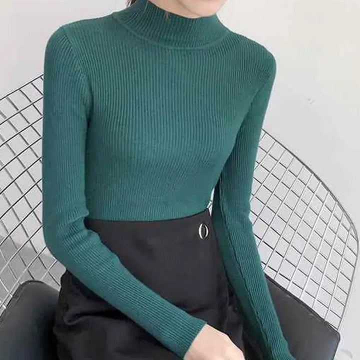 Tidlös stickad dam pullover med mockahals som kombinerar komfort och sofistikerad stil.