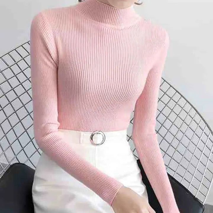 Damkläder: stickad tröja med bekväm mockahals, perfekt för en avslappnad men elegant look.