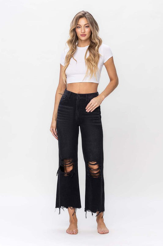 Närbild av den svarta denimen på damjeansen med cropped flare och retrokänsla.
