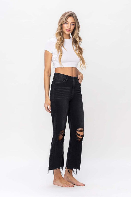 Modell bär svarta vintage Cropped Flare Jeans, casual och trendigt dammode.
