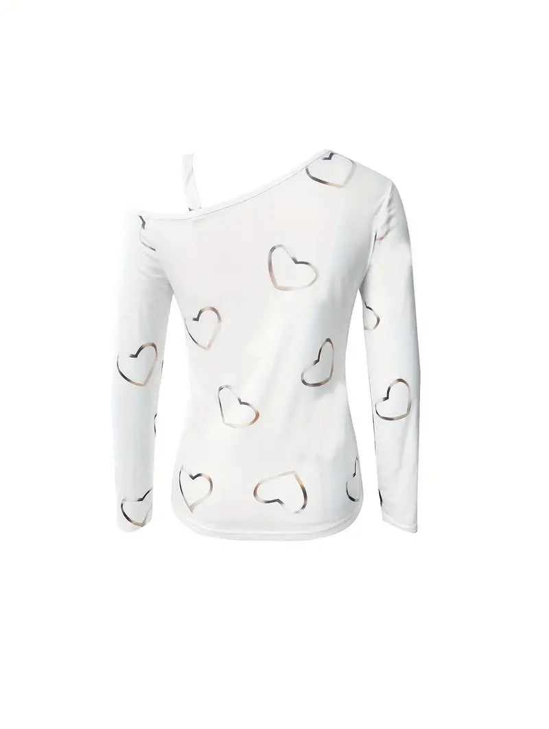 Trendig dam t-shirt med sött diagonalt hjärtmönster, utmärkt för modern vardagsmode och damkläder.