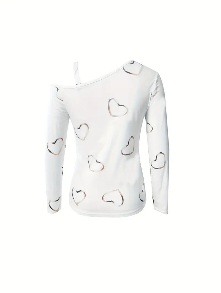 Trendig dam t-shirt med sött diagonalt hjärtmönster, utmärkt för modern vardagsmode och damkläder.
