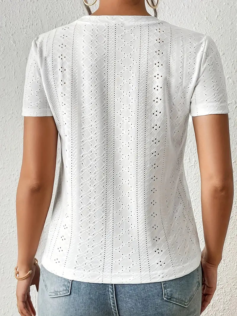 Bekväm dam t-shirt med rund hals, idealisk för en avslappnad sommarlook. Kortärmad och mjuk vardagsstil.