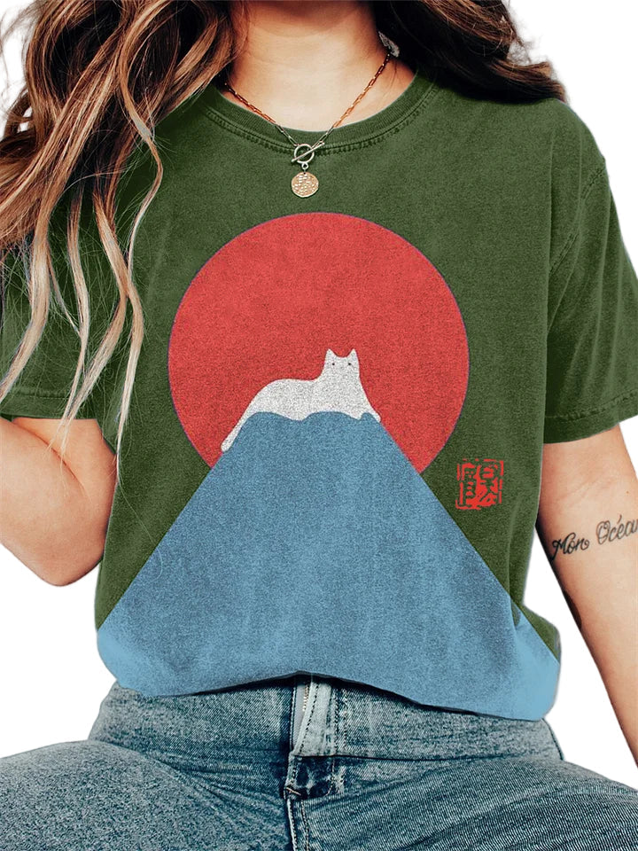 Dam T-shirt med stilrent japanskt bergstryck, perfekt för en avslappnad sommarstil och damkläder.