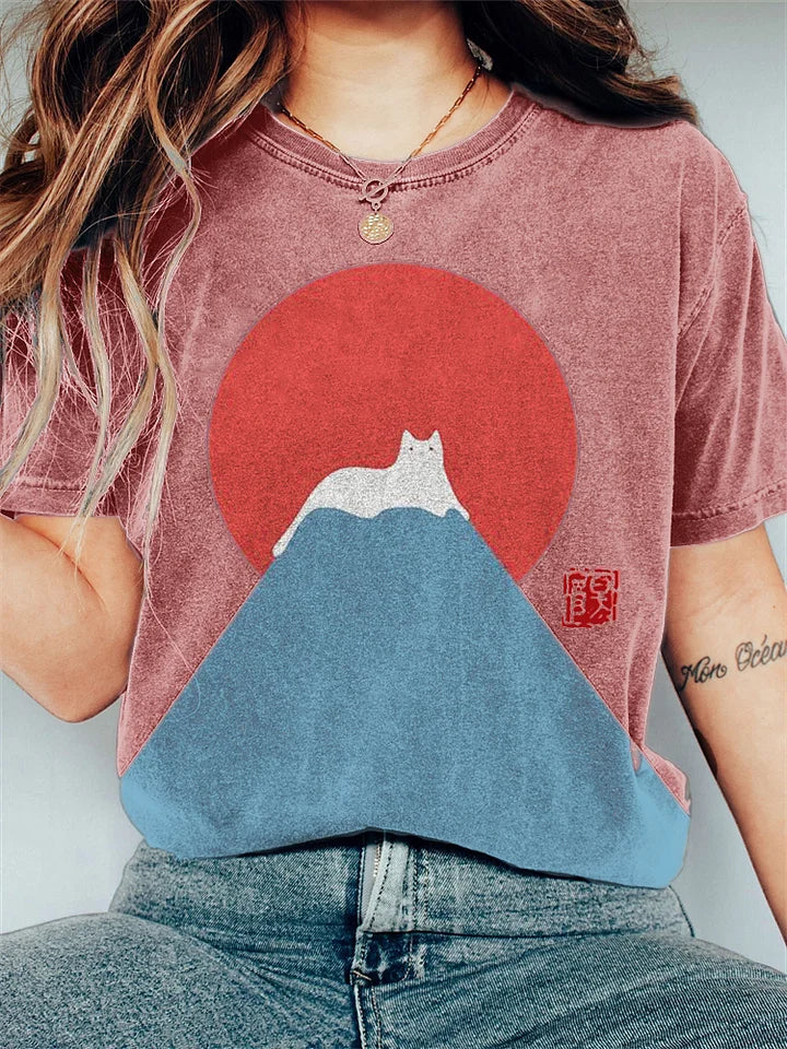 Bekväm dam T-shirt i grå med unikt japanskt bergsmotiv, idealisk för vardagsbruk med avslappnad passform.