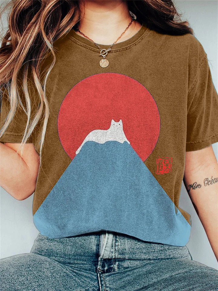 Rosa dam T-shirt med trendigt japanskt bergstryck och avslappnad passform, snygg sommarstil.