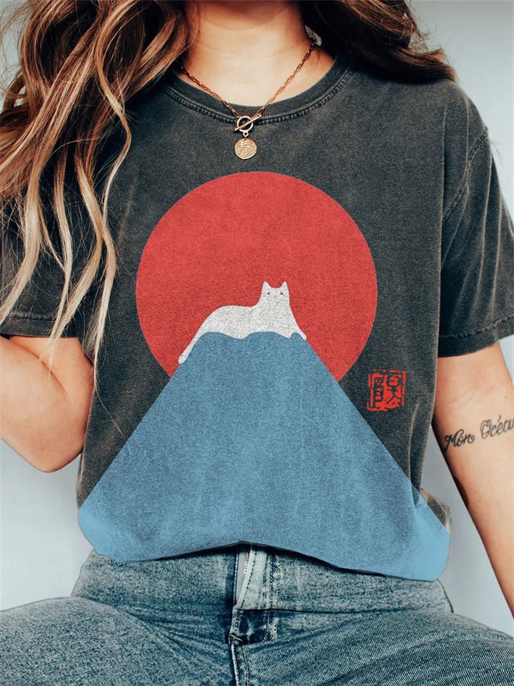 Brun dam T-shirt med autentiskt japanskt bergstryck, kombinerar kultur och bekväm tröja.