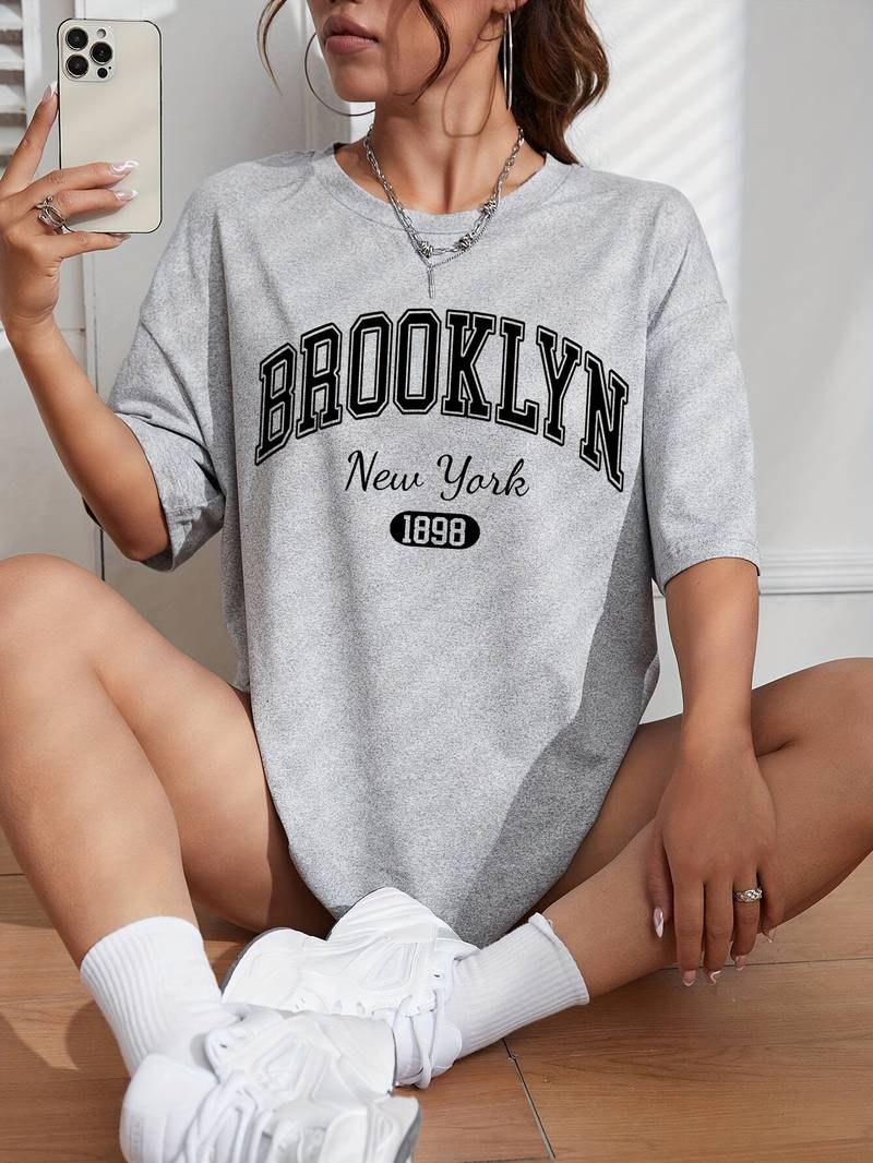 Trendig dam-t-shirt för sommar & vardag. Brooklyn grafiskt tryck, bekväm rund hals.