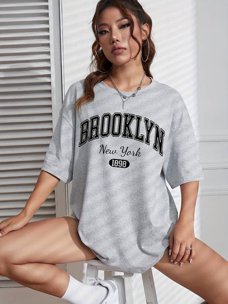 Bekväm dam t-shirt med rund hals, avslappnad passform och stiligt Brooklyn-tryck. Kortärmad.