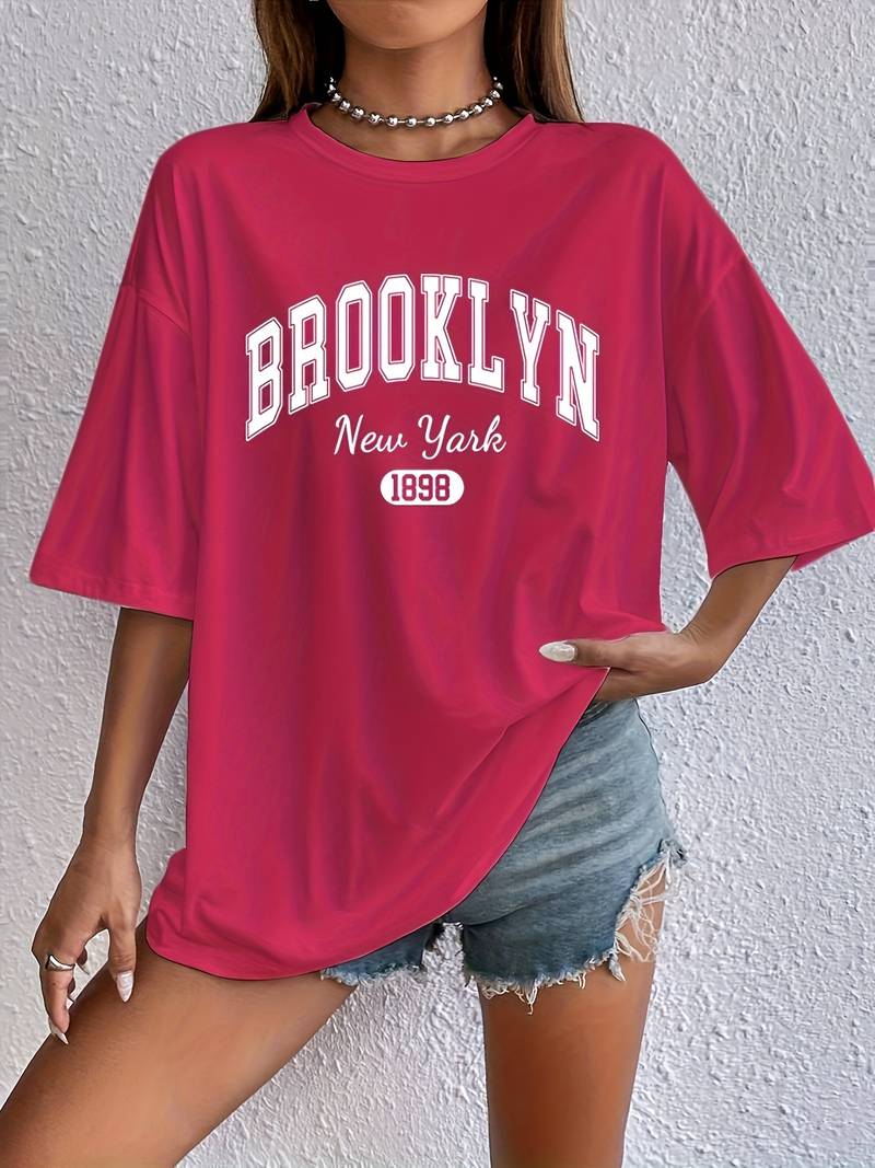 Kvinna bär avslappnad Brooklyn t-shirt med rund hals, kort ärm. Perfekt för trendig sommarlook.