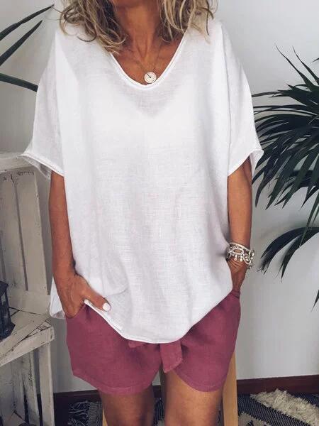 Detaljbild på kragen av en bekväm oversized dam t-shirt, visar mjukt material. Vardagsmode och fritid.