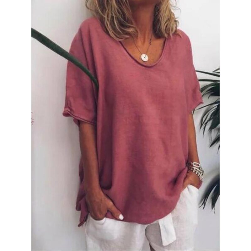 Närbild på tyget av en oversized dam t-shirt, visar mjuk textur. Bekvämt och stilrent vardagsmode.