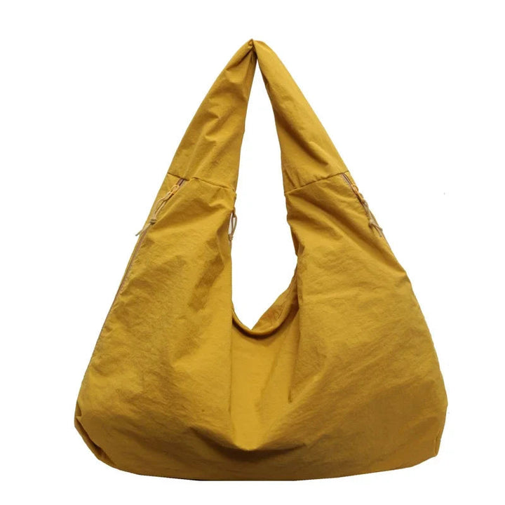 Resvänlig Dam Tote Bag med flexibel design, idealisk som handbagage eller extra packning för weekendresan.