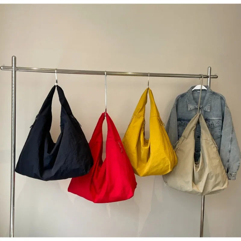 Minimalistisk totebag i elegant design. Perfekt som stilren damväska eller rymlig shoppingväska.