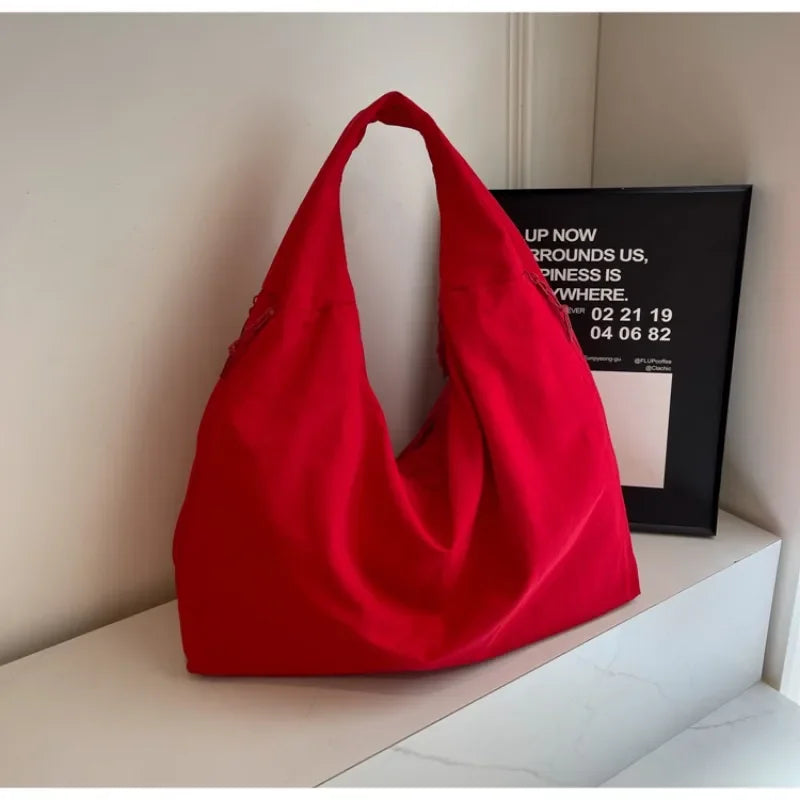 Rymlig Dam Tote Bag i naturmaterial, idealisk för arbetsdokument, laptop eller helgresor. Flexibel användning.
