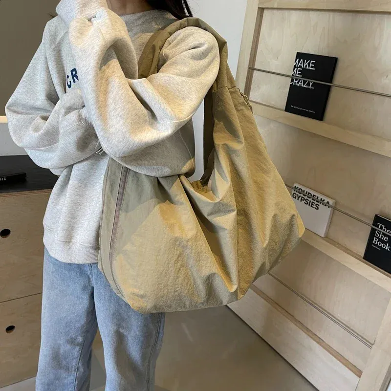 Flexibel tygväska som axelväska. En allsidig totebag för kontoret, skolan eller som snygg vardagsväska.