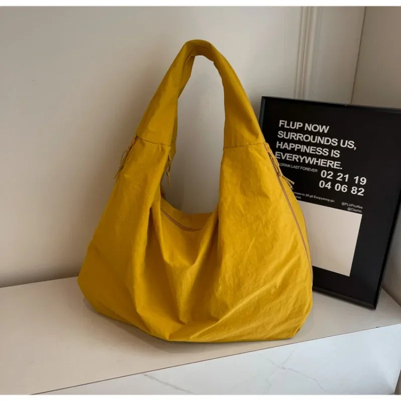 Snygg Dam Tote Bag med slitstarkt tyg och robusta handtag. En pålitlig följeslagare för alla äventyr.