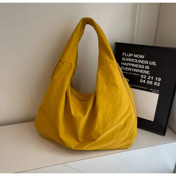Snygg Dam Tote Bag med slitstarkt tyg och robusta handtag. En pålitlig följeslagare för alla äventyr.