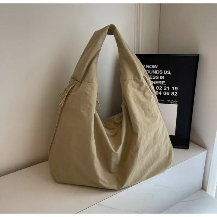 Modern totebag för kvinnor, perfekt som rymlig shoppingväska eller som en stilfull pendlarväska för arbete.