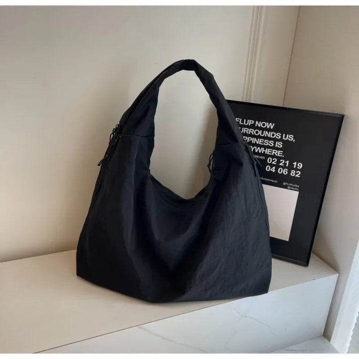 Elegant Dam Tote Bag som är enkel att bära över axeln. En mångsidig accessoar för den medvetna kvinnan.