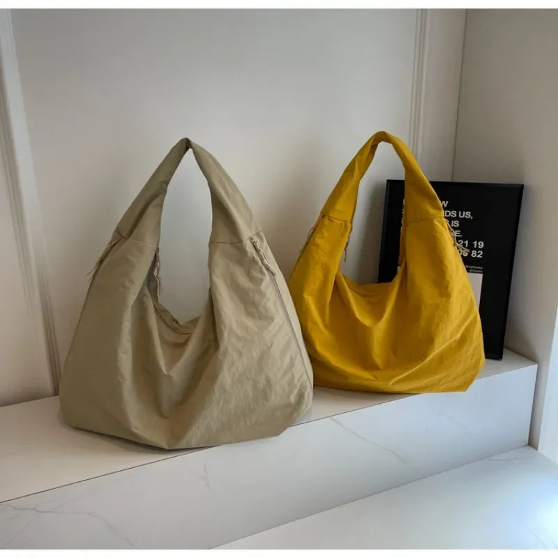 Praktisk shoppingväska i minimalistisk design. En rymlig och lätt tygväska för dagligvaror eller presenter.