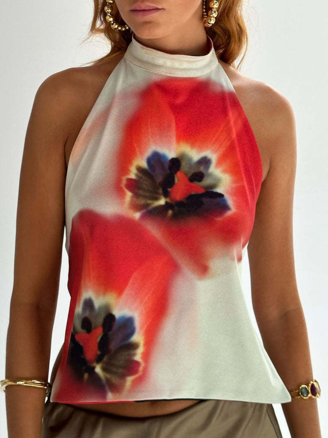 Vardagstopp med stil: tryckt halterneck tanktop, bekväm passform.