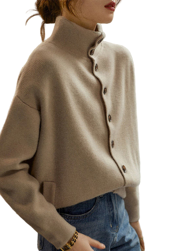 Dam turtleneck tröja i stickad design med knappdetalj på manschetten. Perfekt för höstmode och vardagsstil.