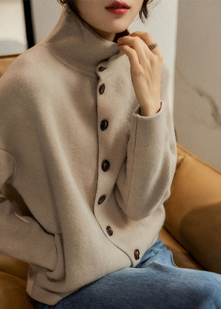 Bekväm långärmad damtröja med turtleneck och eleganta knappar. Idealisk för höst och vinterkläder.
