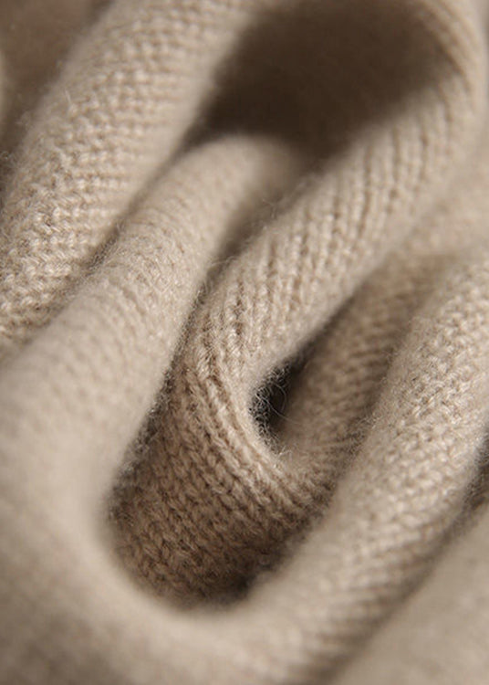 Elegant stickad dam turtleneck tröja med långa ärmar och knappdetalj. Mjuk och varm för kallare dagar.