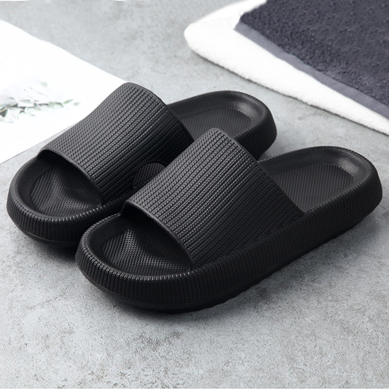 Snygga bekväma damtoflor i plattformdesign tillverkade av EVA-material, vita.