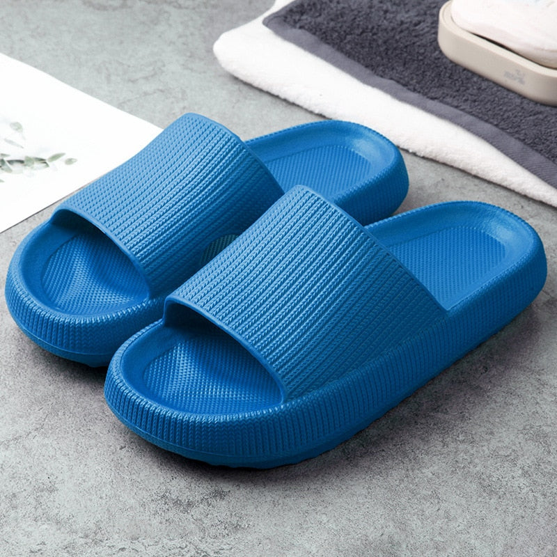 Unisex halkfria plattformstofflor i mörkblått, framifrån och snett ovanifrån.