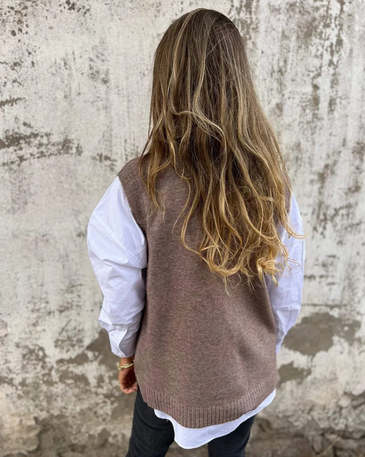 Stilren v-ringad damväst, stickad för elegant kontorsstil eller casual höstlook i flera färger.