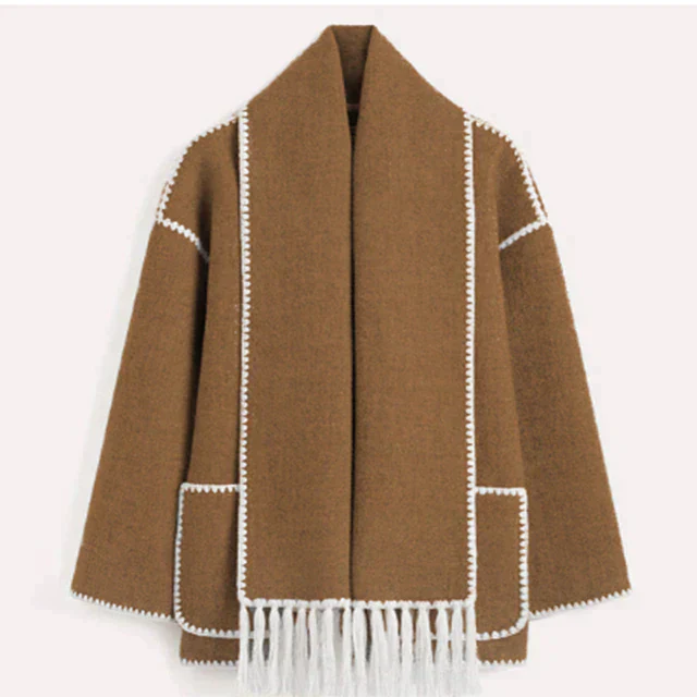 Damkappa för vintern, en lång och varm ytterjacka med praktiska fickor. Stilren design.