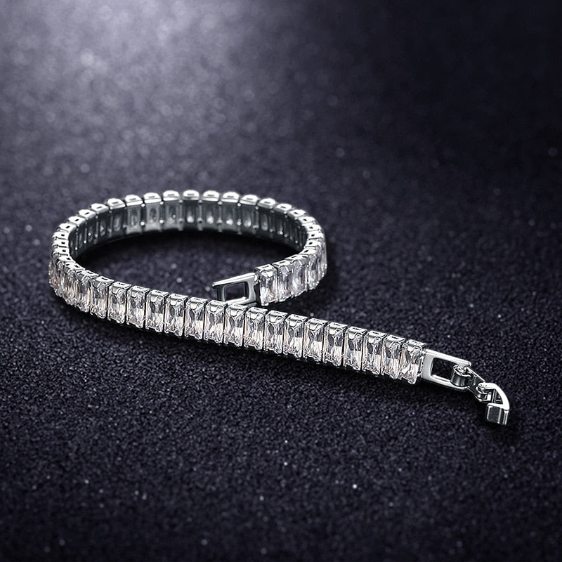 Armband med gnistrande kubiska zirkoner. Det ultimata smycket för elegans.