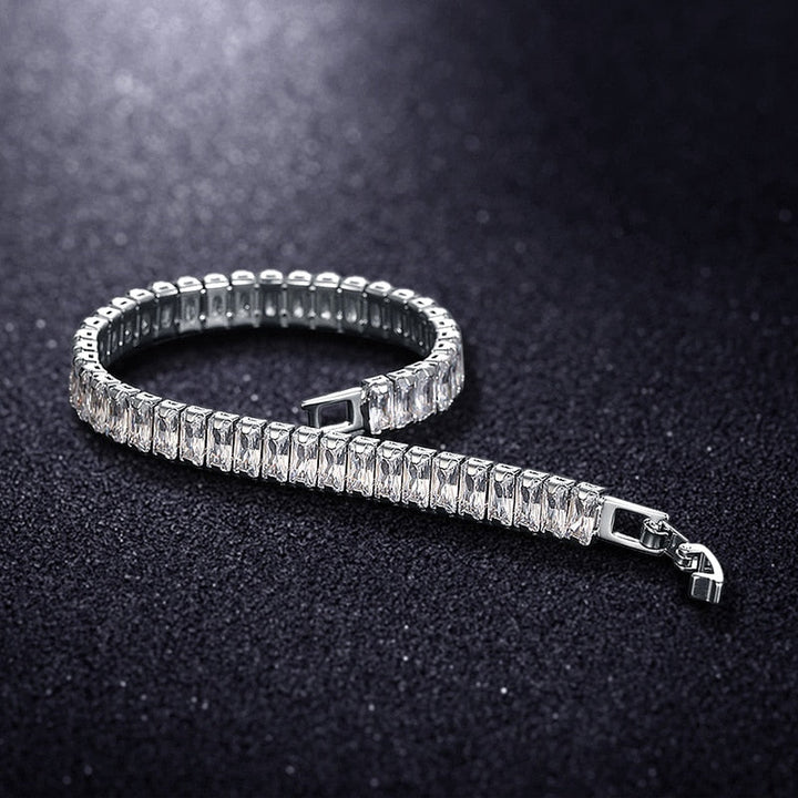 Armband med gnistrande kubiska zirkoner. Det ultimata smycket för elegans.